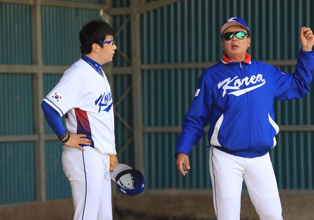 지난 14일 일본 오키나와현 우루마시 구시가와 구장에서 열린 월드베이스볼클래식(WBC) 야구 대표팀 훈련에서 양현종이 불펜피칭을 마친 뒤 선동열 코치와 투구 자세에 대해 이야기하고 있다. 오키나와=연합뉴스