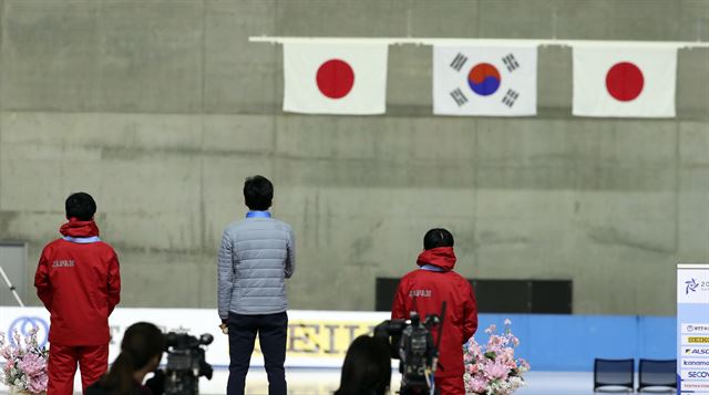 20일 일본 홋카이도현 오히비로 오벌에서 열린 2017 삿포로 동계아시안게임 스피드스케이팅 남자 5천m에 출전한 이승훈(가운데)이 금메달을 목에 걸고 태극기를 향해 경례를 하고 있다. 2017.2.20 일본 홋카이도현 오비히로=연합뉴스