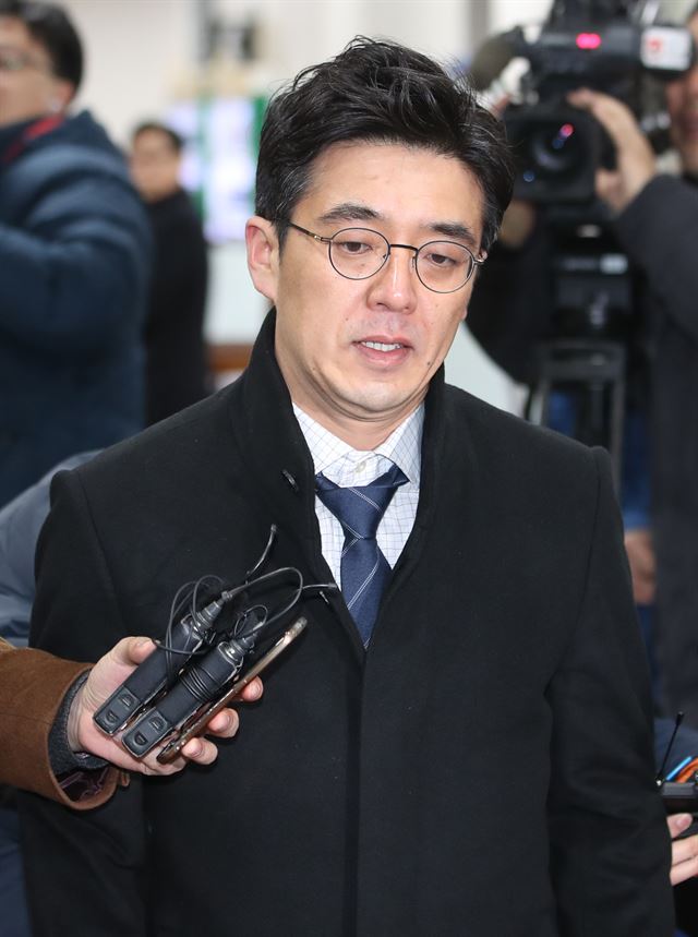 안종범 전 청와대 정책조정수석의 보좌관인 김건훈 전 청와대 비서관이 20일 오전 서울 서초구 서울중앙지법에서 열린 국정농단 사건 공판에 증인으로 출석하고 있다. 연합뉴스