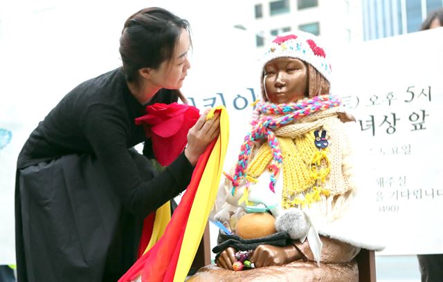 4일 오후 부산 동구 일본영사관 앞에 있는 소녀상에서 예술인들이 소녀상을 지키면서 표현의 자유를 억압한 문화계 블랙리스트를 규탄하는 의미로 춤 공연을 펼치고 있다. 부산 민예총은 전국의 예술가를 대상으로 참여 의사를 받아 매주 토요일 오후 5시부터 1시간 동안 소녀상 지킴이 춤 공연을 마련한다. 연합뉴스