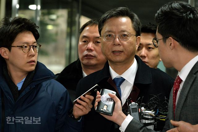 우병우 전 청와대 민정수석비서관이 21일 오전 영장실질심사를 받기 위해 서울중앙지법에 들어서고 있다. 서재훈 기자