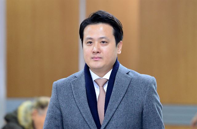 고영태 녹음파일에 등장하는 최철 전 문체부장관 보좌관이 21일 오전 서울 서초동 중앙지법에서 열린 공판에 증인으로 출석하고 있다. 뉴스1