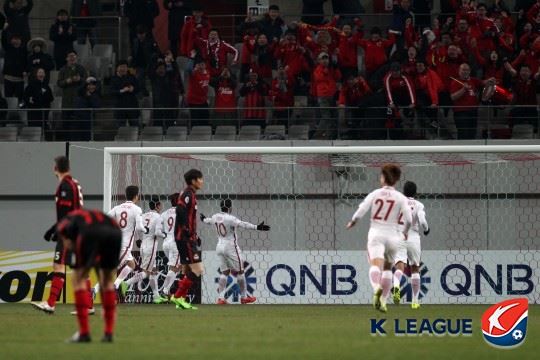 상하이 상강 헐크(흰색 10번)가 21일 서울월드컵경기장에서 열린 FC서울과 아시아축구연맹 챔피언스리그 F조 1차전에서 후반 골을 터뜨린 뒤 원정 응원을 온 팬들 앞에서 환호하고 있다. 프로축구연맹 제공