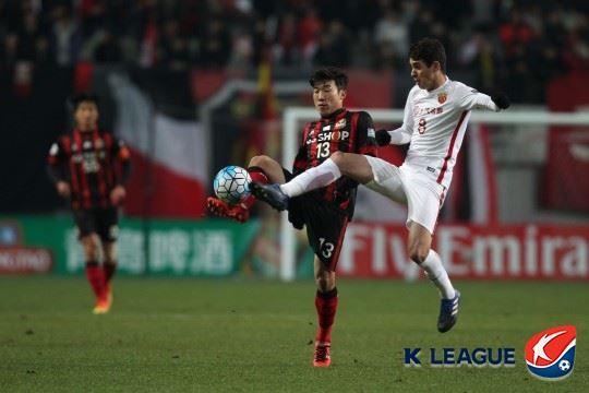 볼 다툼을 벌이고 있는 서울 고요한(왼쪽)과 상하이 오스카. 프로축구연맹 제공