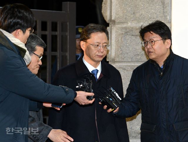 우병우 전 수석이 영장 기각으로 22일 오전 서울구치소에서 귀가하고 있다. 홍인기 기자