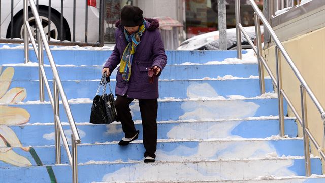 22일 오전 전국에 눈 또는 비 소식이 있어 보행자 안전에 유의해야겠다. 한국일보 자료사진