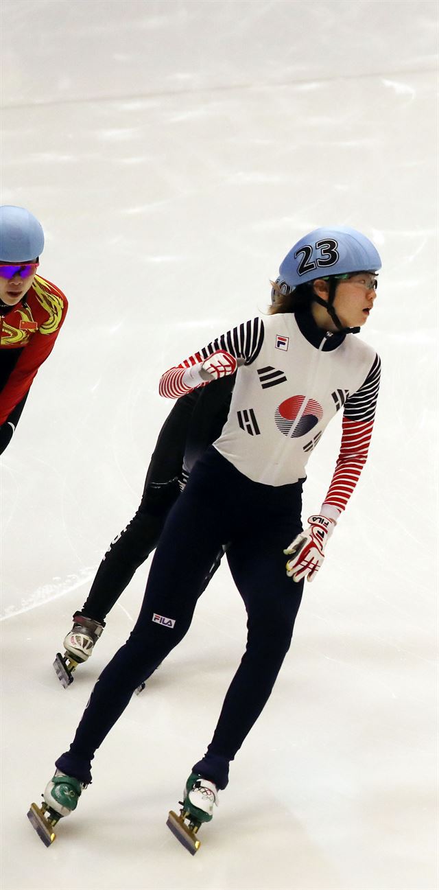 22일 일본 삿포로 마코마나이 실내 빙상장에서 열린 2017 삿포로 동계아시안게임 쇼트트랙 여자 1000m 결승에서 심석희가 1위로 결승점을 통과한 뒤 주먹을 불끈 쥐고 있다. 연합뉴스