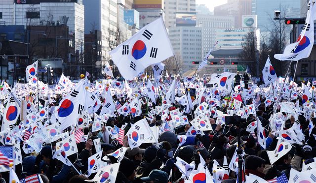 탄핵기각을 촉구하는 보수단체 집회. 한국일보 자료사진