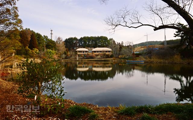 천리포수목원 민병갈기념관의 평화로운 모습.