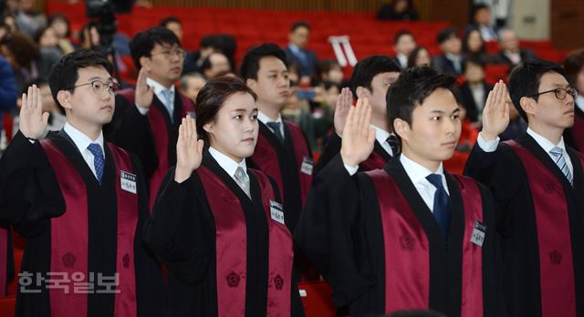 [170222-14] [저작권 한국일보]22일 경기 과천 정부종합청사 법무부에서 열린 신임검사 임관식에서 신임검사들이 선서를 하고 있다 . 2017.02.22 신상순 선임기자 /2017-02-22(한국일보)