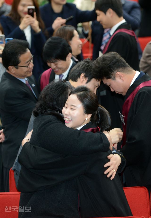 22일 경기 과천 정부종합청사 열린 신임검사 임관식에서 가족들이 신임검사에게 법복을 입혀 주고 있다. 2017.02.22 신상순 선임기자 /2017-02-22(한국일보)