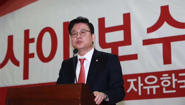 정우택 자유한국당 원내대표가 22일 국회 의원회관에서 열린 '샤이보수, 여론조사에서 나타난 기울어진 운동장' 토론회에 참석해 인사말을 하고 있다. 연합뉴스