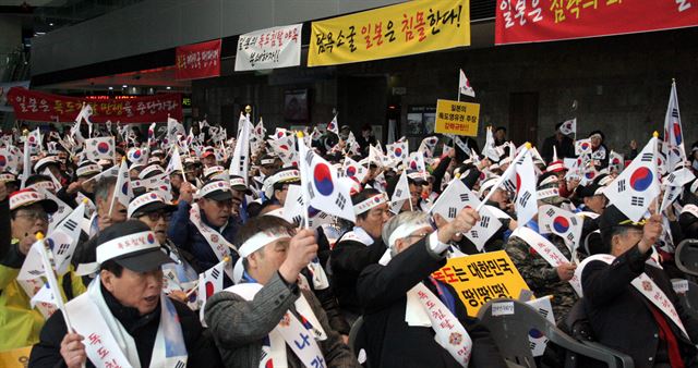 일본이 제정한 독도의 날 철폐를 촉구하고, 독도 침탈 야욕을 규탄하는 시민대회가 22일 오전 성남시청 로비에서 열렸다. 성남시재향군인회(회장 조정연)가 주관한 이날 규탄 대회는 일반 시민과 지역 안보·보안 단체 회원 등 500여 명이 참석했다. (사진=한륭 전 한국일보 기자 제공)