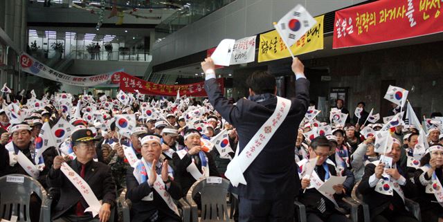 일본이 제정한 독도의 날 철폐를 촉구하고, 독도 침탈 야욕을 규탄하는 시민대회가 22일 오전 성남시청 로비에서 열렸다. 성남시재향군인회(회장 조정연)가 주관한 이날 규탄 대회는 일반 시민과 지역 안보·보안 단체 회원 등 500여 명이 참석했다. (사진=한륭 전 한국일보 기자 제공)