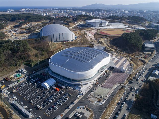 평창동계올림픽 빙상 경기가 치러질 강릉 올림픽파크. 강릉시는 “스피드 스케이팅 경기장 사후활용 방안을 대선공약에 반영시키기 위해 노력하겠다”고 밝혔다. 강원도 제공