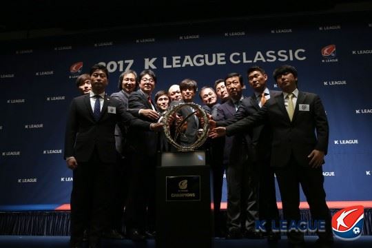 12팀 감독들이 우승 트로피 앞에서 기념촬영을 하고 있다. 프로축구연맹 제공