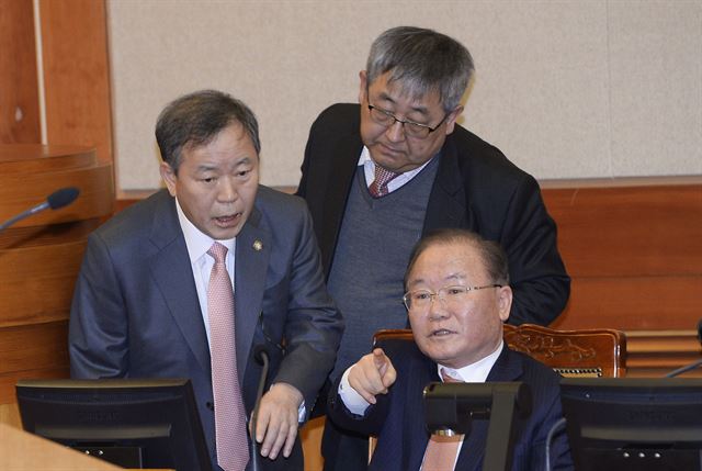 22일 오전 서울 재동 헌법재판소에서 열린 박근혜 대통령 탄핵심판 16차 변론기일에서 김평우 변호사(왼쪽)를 비롯한 박 대통령 측 법률대리인단이 의견을 나누고 있다. 사진공동취재단