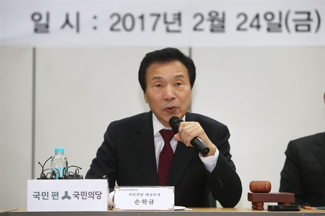 손학규 전 민주당 대표가 24일 동대구역 회의실에서 열린 국민의당 전국순회 최고위원회에서 모두 발언을 하고 있다. 대구=연합뉴스