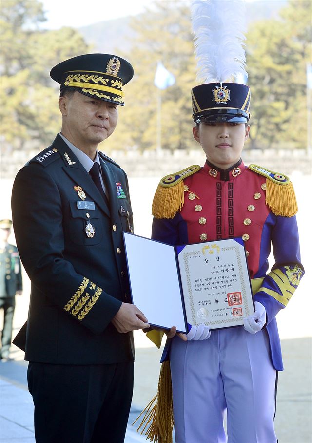 24일 오후 서울 노원구 육군사관학교에서 열린 육사 73기 졸업식에서 1등을 차지한 이은애(오른쪽) 생도가 장준규 육군참모총장으로부터 대통령상을 전달받고 있다. 졸업성적 1∼3등을 모두 여생도가 차지한 것은 육군사관학교 개교 이래 처음이다. 연합뉴스