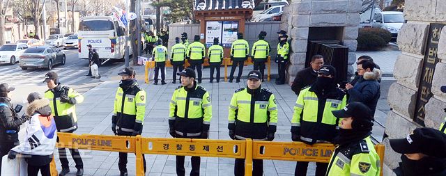 23일 오후 서울 재동 헌법재판소 앞에서 경찰이 경계 근무를 서고 있다. 증인신문을 마친 헌재는 27일 최종변론을 앞두고 있다. 서재훈 기자