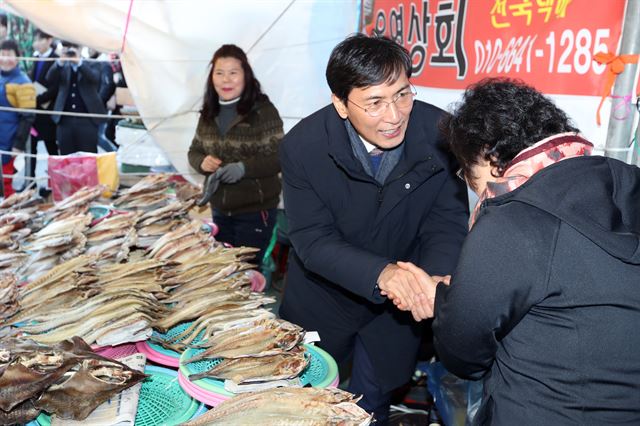 더불어민주당 대선 경선주자인 안희정 충남지사가 24일 오후 전남 여수시 교동 여수수산시장 임시판매장을 찾아 지난달 화재피해를 본 상인을 격려하고 있다.여수=연합뉴스