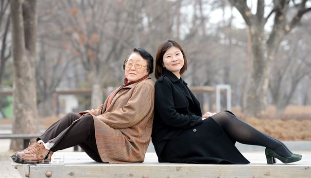 김애순(76)씨와 이진송(29)씨는 "결혼은 정상, 비혼은 곧 비정상으로 단정하는 풍조가 여전하지만, 그런 시선 탓에 자신의 선택을 후회할 생각은 없다"고 단언한다. 홍인기 기자 hongik@hankookilbo.com