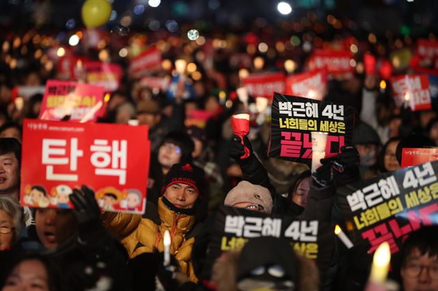 박근혜 대통령 취임 4주년인 25일 서울 광화문 광장에서 열린 박근혜 대통령 퇴진촉구 촛불집회에서 참가자들이 구호를 외치고 있다. 사진공동취재단