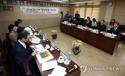 지난달 17일 제주 서귀포시 남원중학교에서 이준식 사회부총리 겸 교육부 장관(오른쪽 책상 가운데)이 참석한 가운데 자유학기제 현장간담회가 진행되고 있다. 제주=연합뉴스.