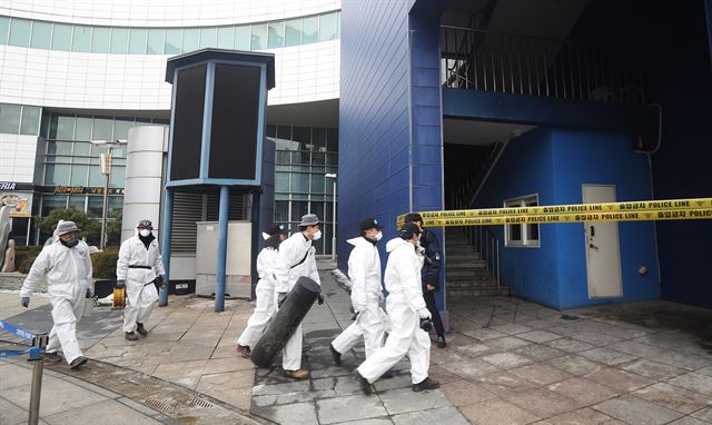 지난 5일 오전 경기 화성시 동탄 메타폴리스 상가 화재 현장에서 경찰과 소방당국이 현장감식을 위해 이동하고 있다. 화성=연합뉴스