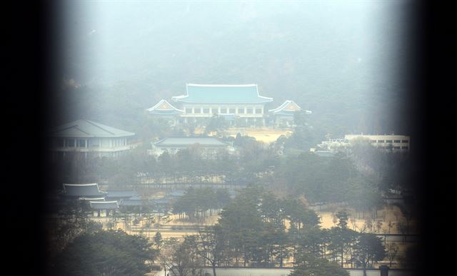 지난 22일 정부서울청사에서 바라본 청와대. 고영권기자