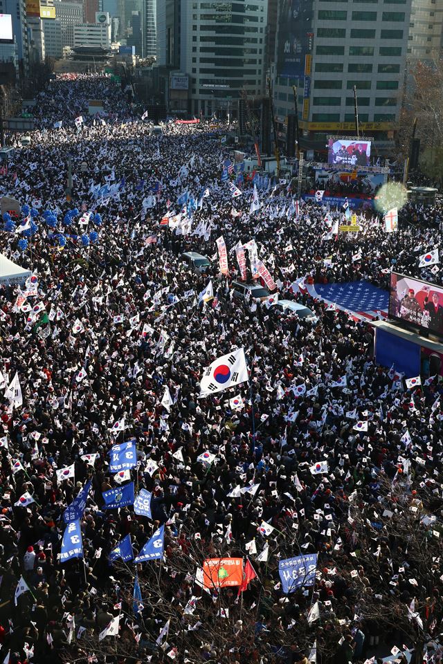 25일 오후 서울 덕수궁 대한문 일대에서 ‘대통령탄핵기각을위한국민총궐기운동본부(탄기국)’ 가 주최한 탄핵 반대 태극기집회가 진행되고 있다. 사진공동취재단