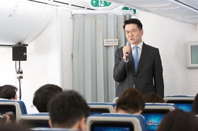 조원태 대한항공 사장이 27일 인천국제공항 격납고에 있는 보잉 787-9 항공기 기내에서 기자간담회를 갖고 취재진들의 질문에 답하고 있다. 대한항공 제공