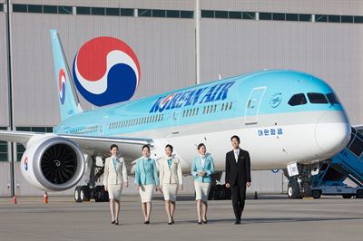 대한항공 객실 승무원들이 27일 인천국제공항 격납고에 있는 보잉 787-9 항공기 앞에서 포즈를 취하고 있다. 대한항공 제공