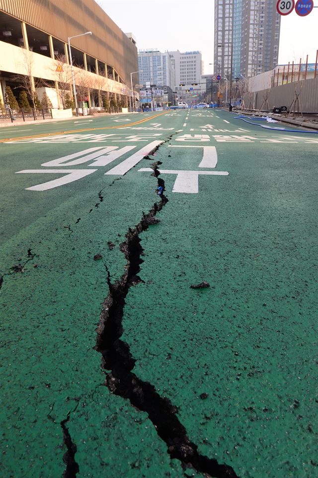 땅 꺼짐 현상과 도로 균열이 발생한 고양시 일산동구 백석동의 한 초고층 주상복합아파트 인근 도로. 뉴스1