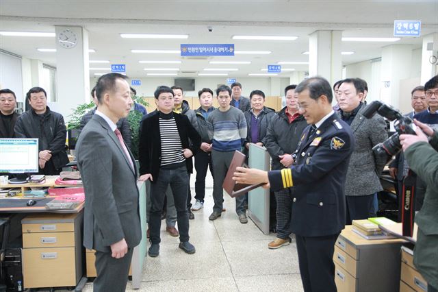 27일 오전 광주 북구경찰서에서 명예퇴임식을 갖고 임광문경찰서장이 김종혁(왼쪽) 경위에게 표창을 수여하고 있다.