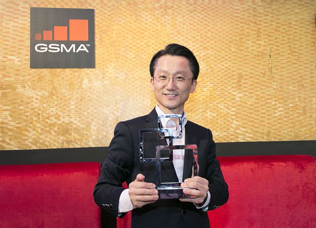 삼성전자 무선사업부 박준호 상무가 GSMA '최고의 스마트폰' 상패를 들어 보이고 있다. 삼성전자 제공