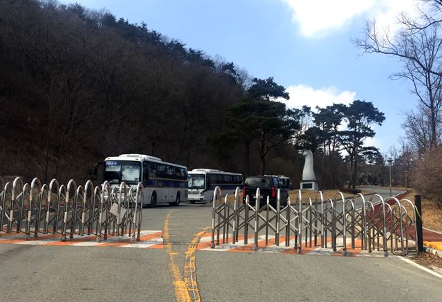 27일 고고도미사일방어체계(THAAD•사드) 부지인 성주골프장 입구를 경찰과 보안업체 관계자들이 지키고 있다. 연합뉴스