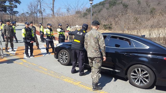 경찰과 군병력이 28일 오전 경북 성주군 초전면 롯데스카이힐골프장으로 들어가는 차량 탑승자들의 신원을 일일이 확인하고 있다. 최홍국기자 hkchoi@hankookilbo.com