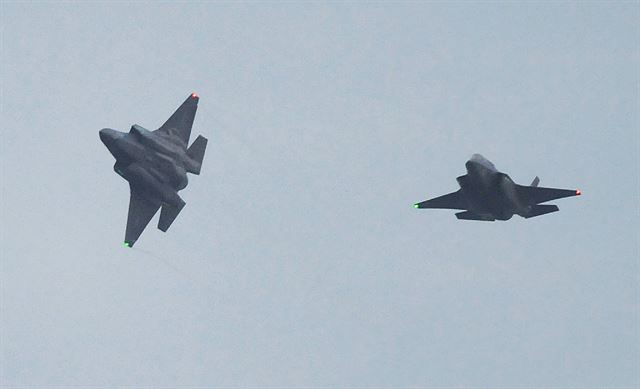 주일미군에 배치된 F-35B 전투기가 비행하고 있다. 연합뉴스.