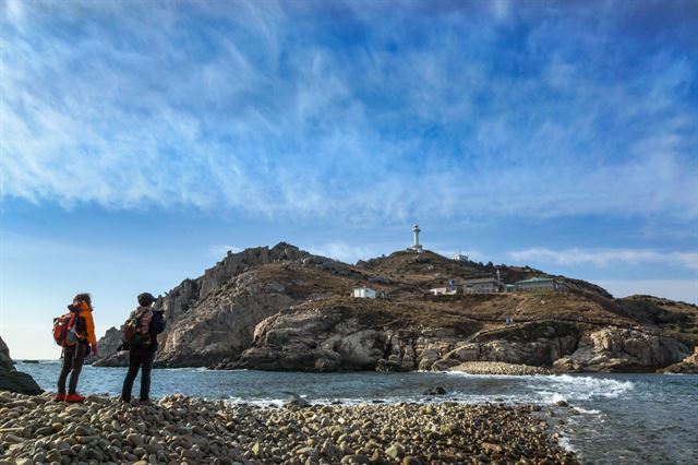 한려해상 바다백리길 6코스 중 ‘남해의 푸른 보석’ 등대섬. 한국관광공사 제공.