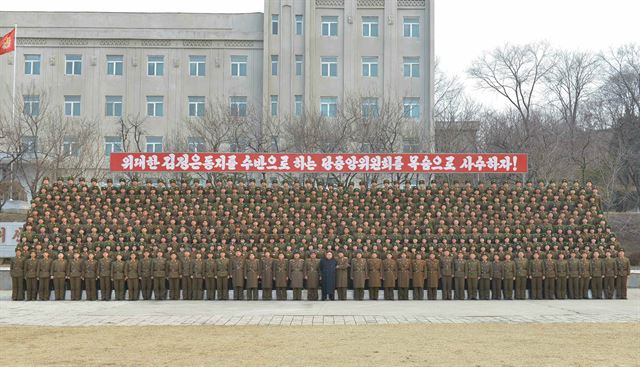 북한 매체는 1일 “김정은 동지께서 조선인민군 제966대연합부대 지휘부를 시찰하시였다”고 보도했다. 제966대연합부대는 평양 일대를 방어하는 부대로 알려졌다. 연합뉴스