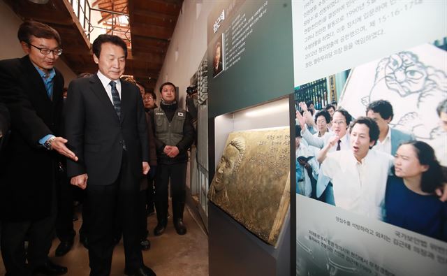 손학규 전 민주당 대표가 1일 서울 서대문형무소역사관을 찾아 고(故) 김근태 전 열린우리당 의장이 수감됐던 11옥사 앞 김 전 의장의 얼굴 부조를 바라보고 있다. 연합뉴스