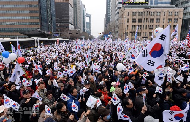 박근혜 대통령 탄핵 반대 집회 참가자들이 1일 오후 서울 광화문사거리에서 태극기를 흔들고 있다. 홍인기 기자