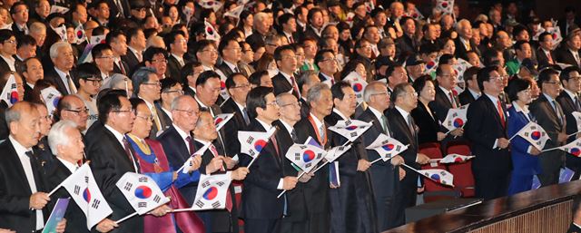 황교안 대통령 권한대행 국무총리와 박유철 광복회장, 정세균 국회의장, 양승태 대법원장 등 참석자들이 1일 세종문화회관에서 열린 제98주년 3·1절 기념식에서 태극기를 흔들고 있다. 연합뉴스