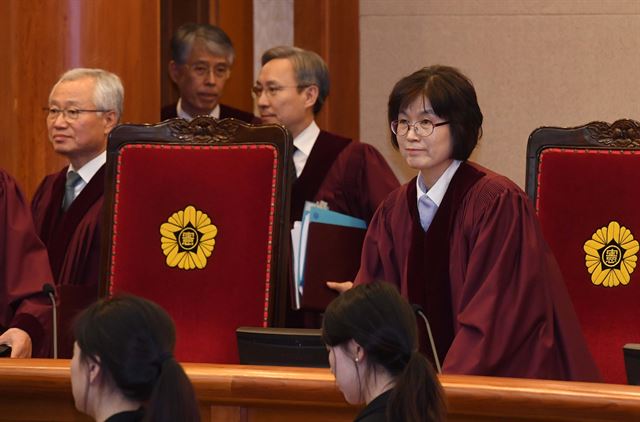 2월 27일 서울 종로구 재동 헌법재판소에서 열린 박근혜 대통령 탄핵심판 최종 변론에서 이정미 헌법재판소장 권한대행이 심판정으로 들어서고 있다. 사진공동취재단