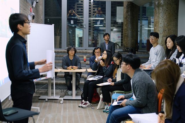 연세로와 연세대를 잇는 지하통로에 들어선 창작놀이센터에서 참석자들이 도시재생 아카데미 수업을 듣고 있다. 서대문구청 제공