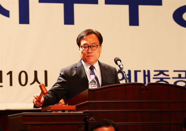 지난달 27일 울산 동구 한마음회관에서 열린 현대중공업 임시 주주총회에서 의장인 강환구 현대중공업 사장이 주총을 진행하고 있다. 현대중 제공