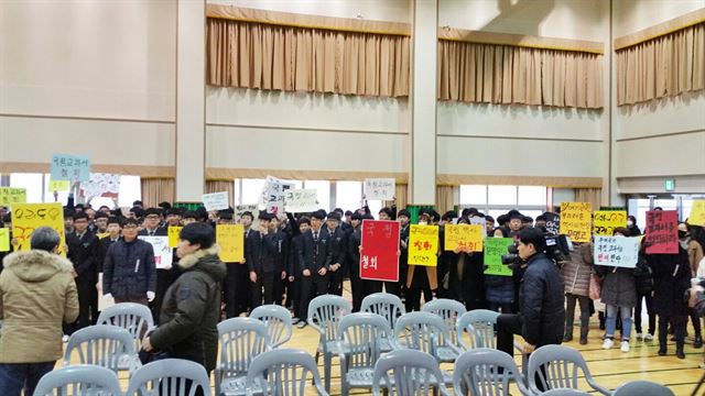 신입생과 학부모들이 2일 오전 경북 경산시 문명고에서 한국사국정교과서 연구학교 지정 철회를 촉구하며 피케팅을 하고 있다. 경산=최규열기자 echoi10@hankookilbo.com