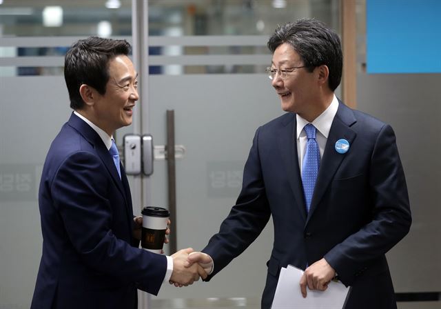 2일 오전 서울 여의도 바른정당 당사에서 공약 발표를 마친 남경필(왼쪽) 경기지사와 발표를 앞둔 유승민 의원이 인사를 하고 있다. 연합뉴스