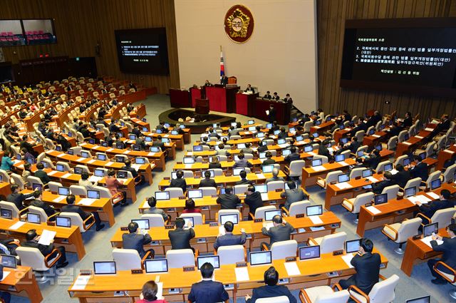 2일 오후 서울 여의도 국회 본회의장에서 열린 349회 국회 임시회 제9차 본회의에서 상정 안건이 통과되고 있다. 오대근기자 inliner@hankookilbo.com